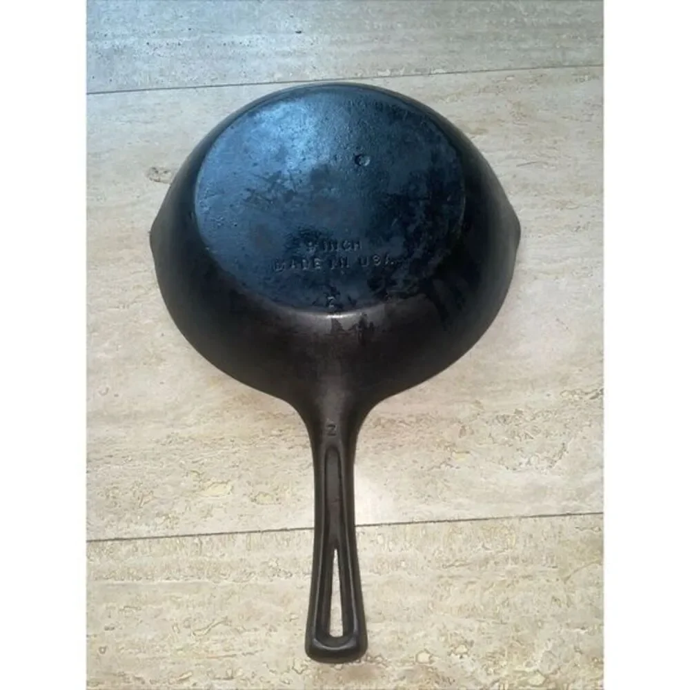 Vintage Unmarked Wagner‎ Cast Iron Chef Skillet 9 Inch w/ Thumb Handle